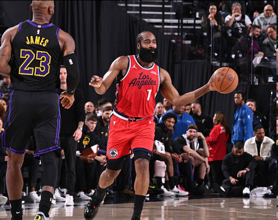 开云APP-快船7人得分上双击败湖人！近17战14胜 篮板球比对手多15个