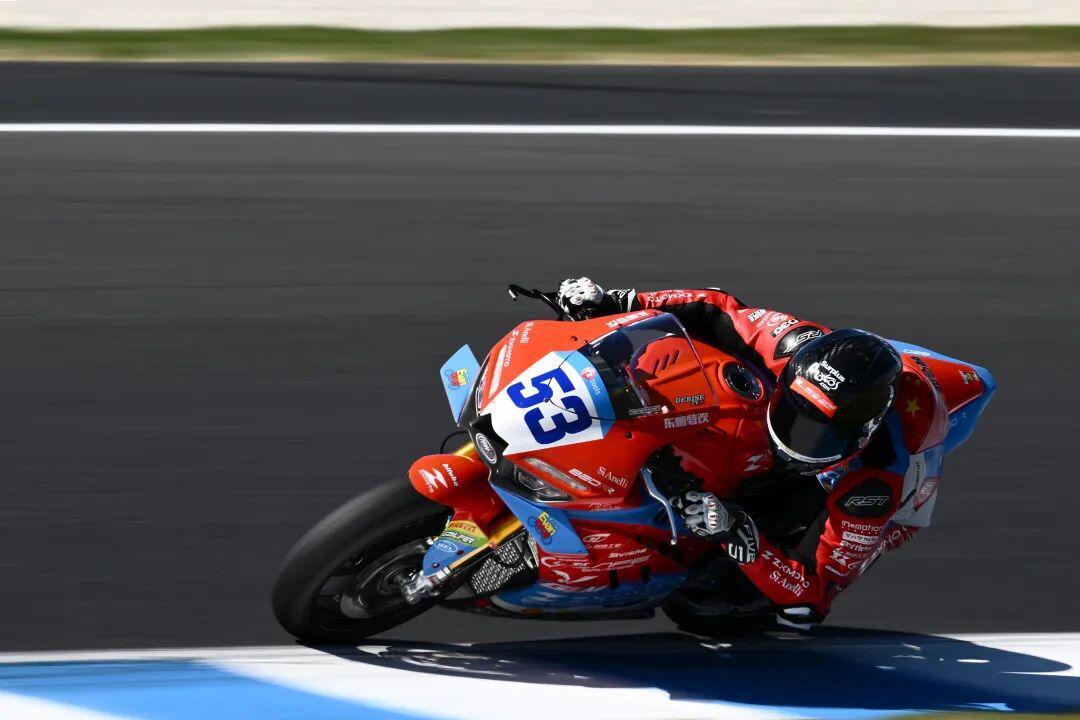 开云体育-WSBK冠军背后,张雪机车的四张底牌 开云体育-WSBK冠军背后,张雪机车的四张底牌